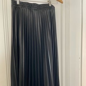 Max Studio Black Faux Leather Pleated Skirt. 31 in long Size M elastic waist NWT